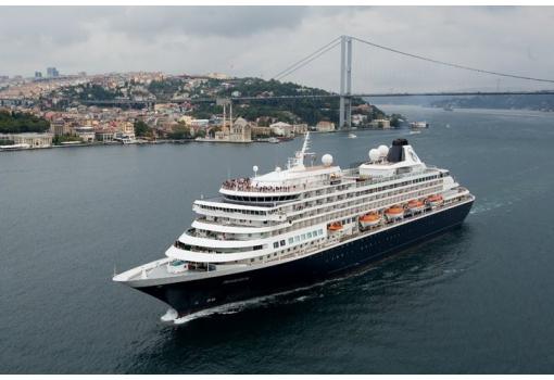 En el Bósforo pasando frente a Estambul (Turquía)